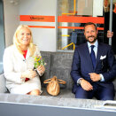 Kronprins Haakon og Kronprinsesse Mette-Marit på toget til Arendal (Foto: Gorm Kallestad / Scanpix)